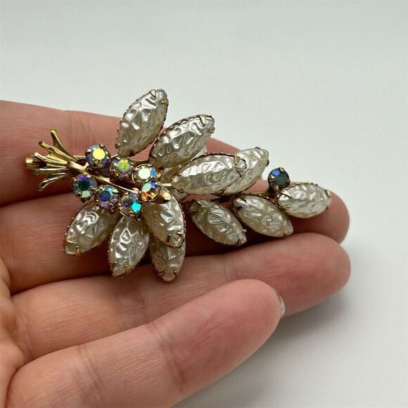 Beautiful Vintage Gold Tone Leaf Brooch Prong Set Faux Pearls & AB Rhinestones - Picture 6 of 9
